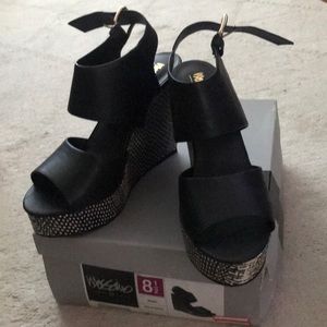 Mission Skyler Black and White Wedge